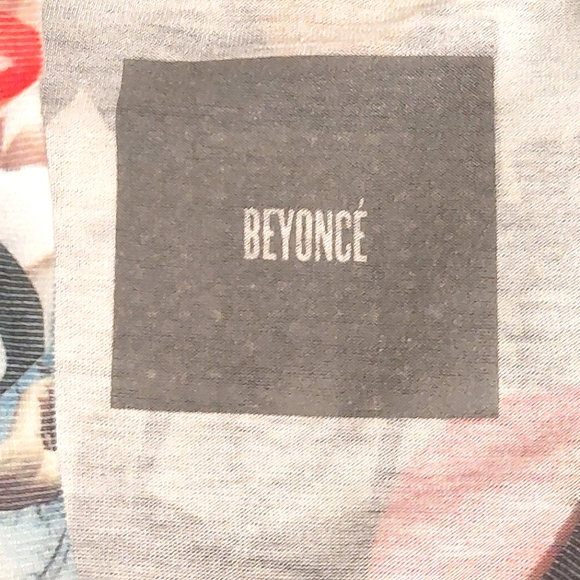 Beyoncé Women's Colorful Collage Print Short Sleeved Graphic T-shirt EUC Size M - Picture 10 of 10